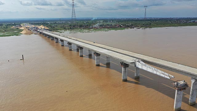 Niger Bridge West Approach – Launching of segment 24 ongoing