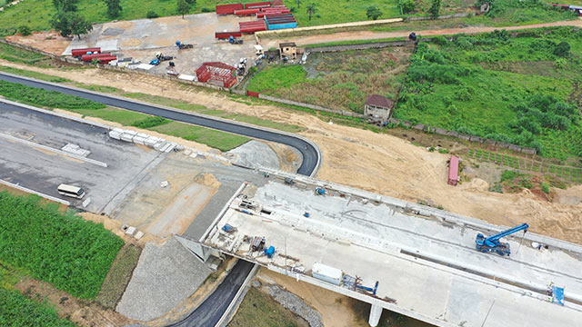 Niger Bridge East Approach – Setting of parapets and construction of transition slabs on-going
